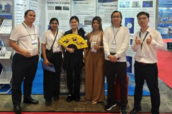 Eapearl Chemical team with international buyers at a trade fair